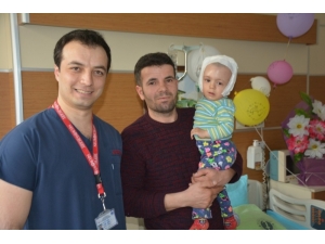 Bebeğin Kafasındaki Şekil Bozukluğu Ameliyatla Düzeltildi