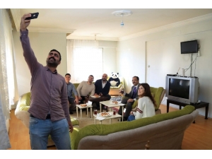 Başkan Cahan, Öğrencilerin Sosyal Medyadan Yaptığı Davetini Geri Çevirmedi