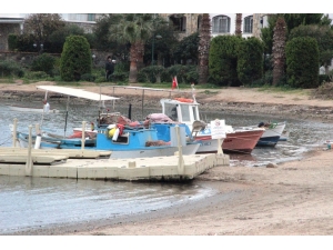 Deniz Çekildi, Balıkçı Tekneleri Karaya Oturdu