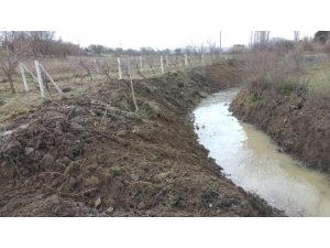 Osmancalı’da Dere Temizlik Çalışması Başladı