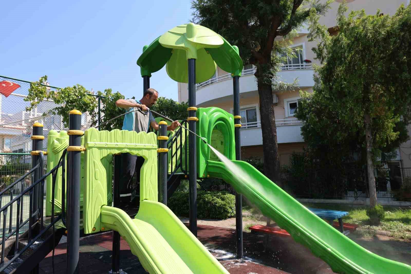 marmaris-te-temizlik-calismalari-suruyor