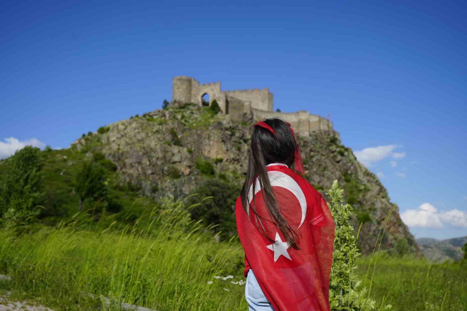 dagcilar-700-yillik-kov-kalesi-ne-turk-bayragi-asarak-milli-takim-a-destek-verdi