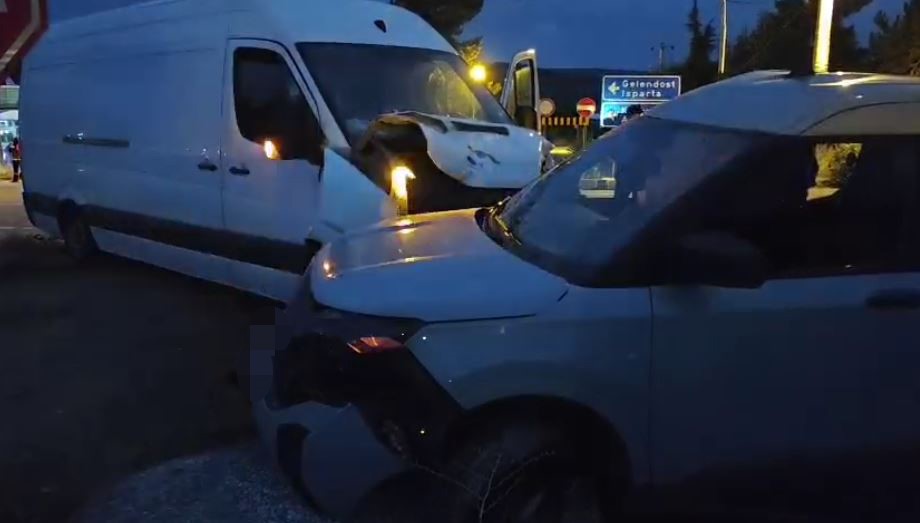 isparta-da-iki-arac-carpisti-1-yarali