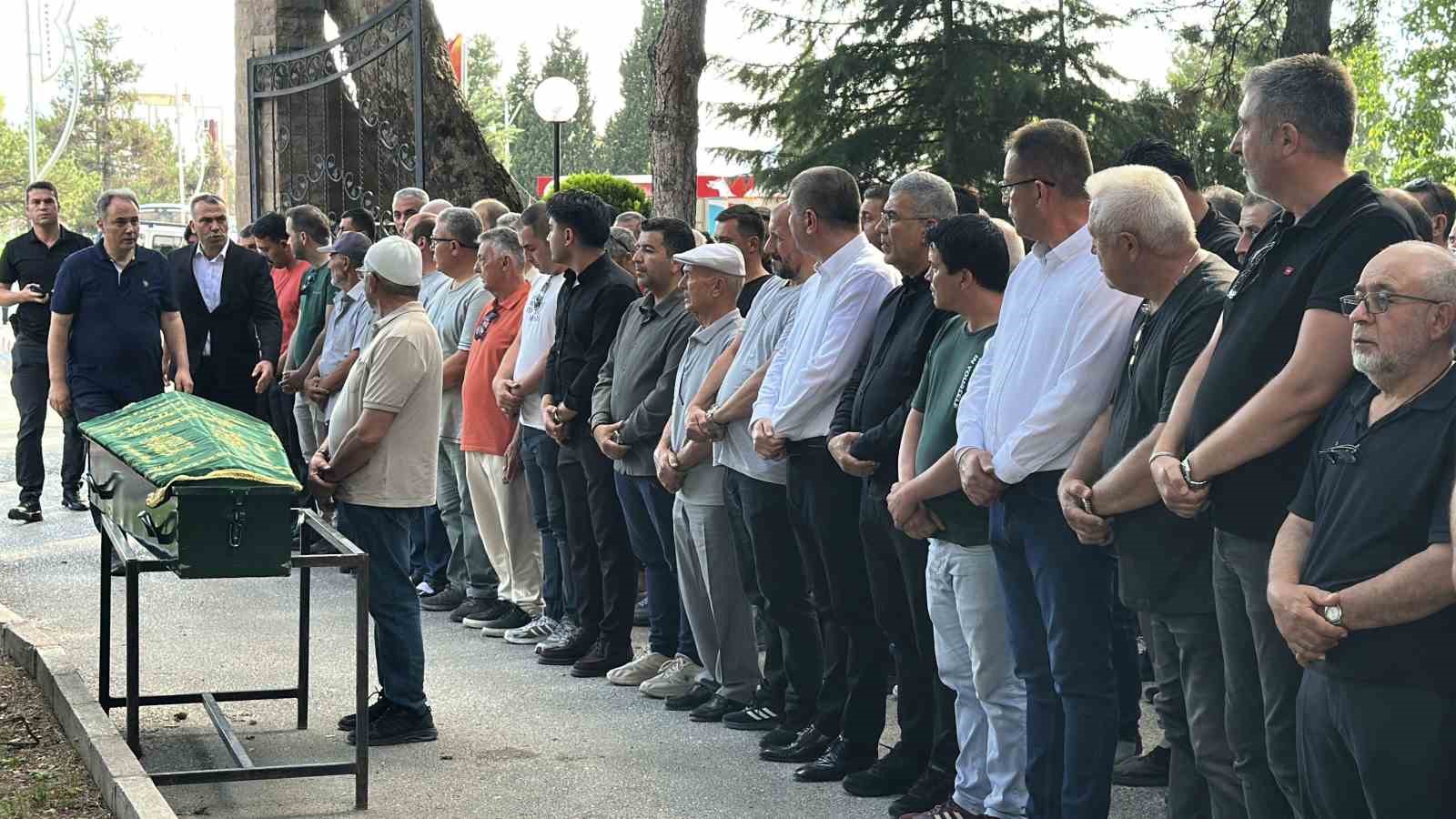 dis-tedavisi-icin-gittigi-hastanede-hayatini-kaybeden-8-yasindaki-kiz-son-yolculuguna-ugurlandi