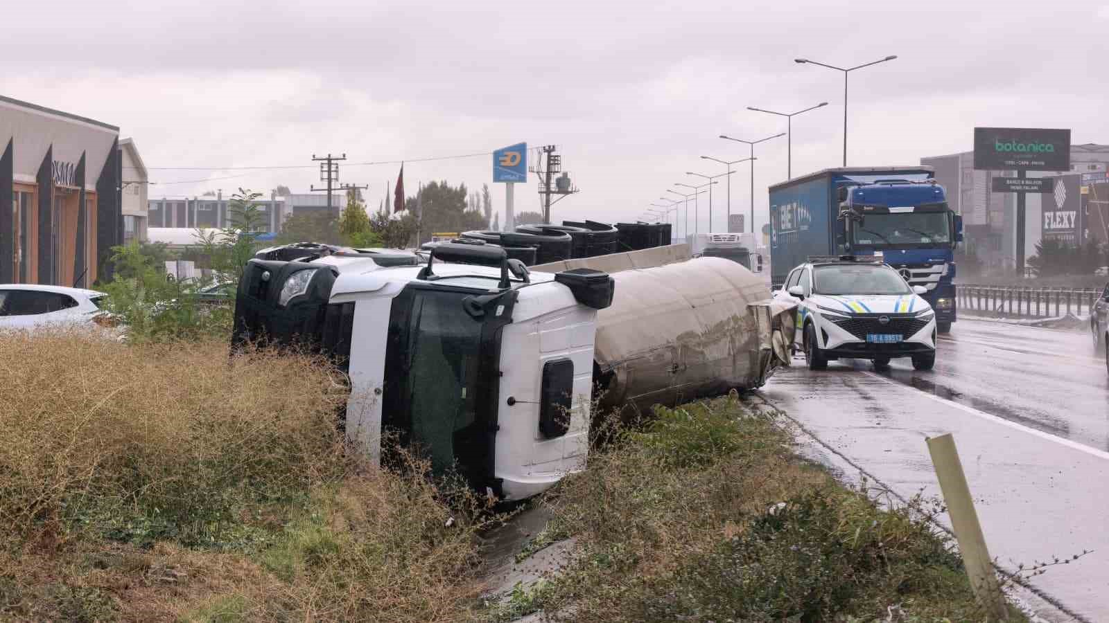 inegol-de-tuz-yuklu-tir-devrildi