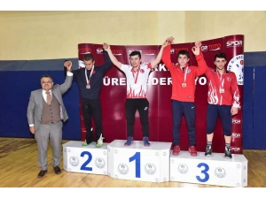 Sporculara Ödüllerini Başkan Yağcı Verdi