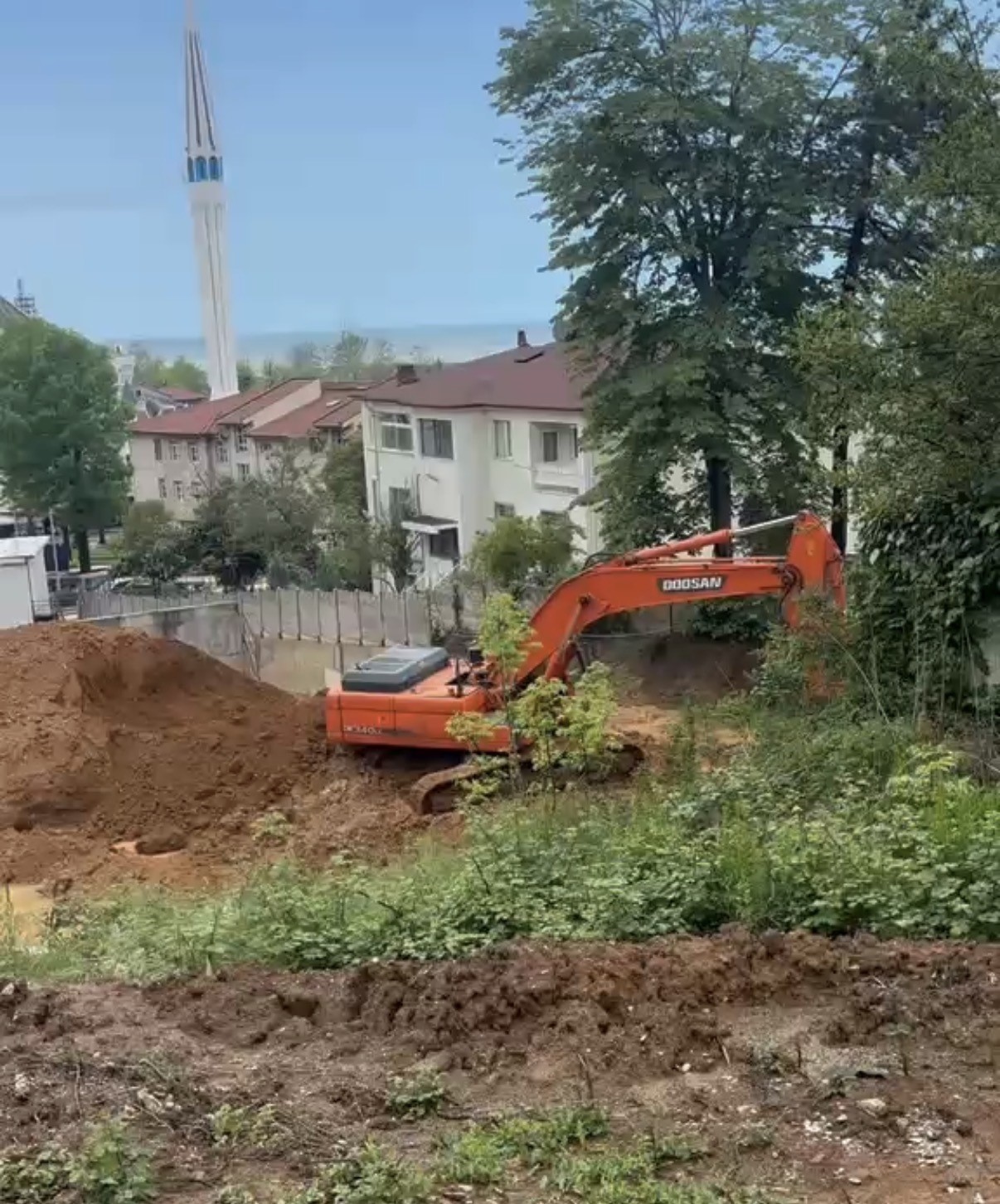 duzce-de-insaat-alaninda-toprak-kaydi-bina-sakinleri-sokaga-dokuldu