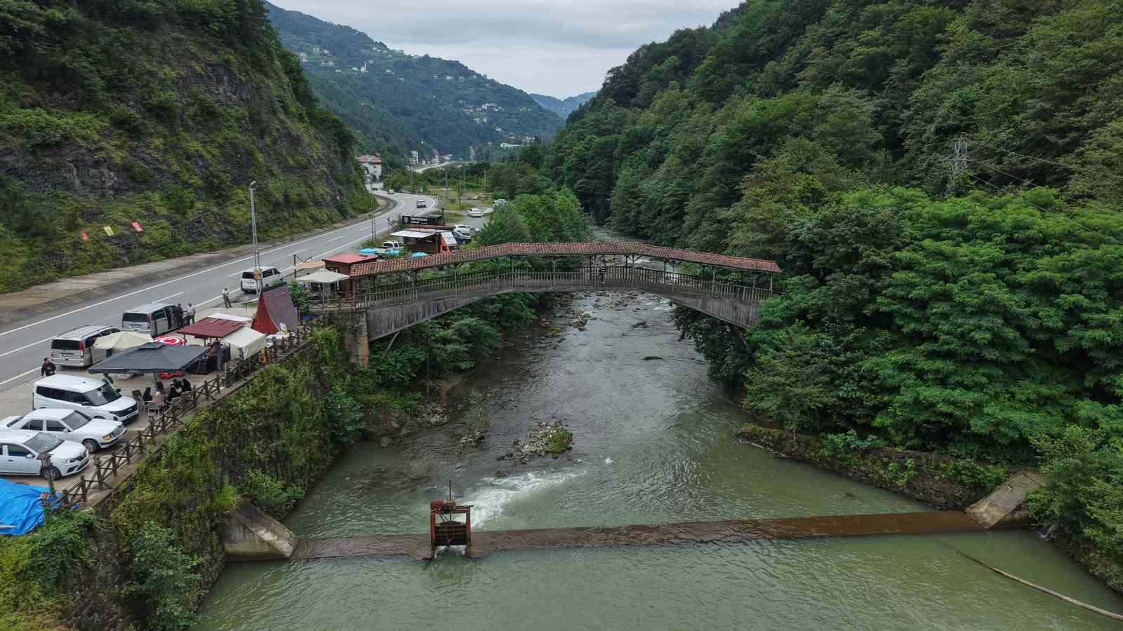 tarihi-kiremitli-kopru-turistlerin-gozdesi-oldu