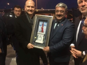 Başkan Karabulut’tan Bakan Soylu’ya Şehit Sancaktar Anıtı’nı Simgeleyen El Yapımı Tablo