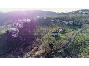 Bu Mahalle 1 Yıldır Kayıyor