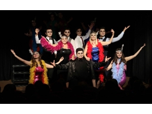 Bayraklı Bu Tiyatroyu Sevdi