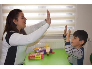 5 Yaşındaki Otizmli Aras At Ve Havuz Terapisi Sayesinde Konuşmaya Başladı