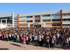 Öğrenci Ve Öğretmenler Ders Başı Yapıyor