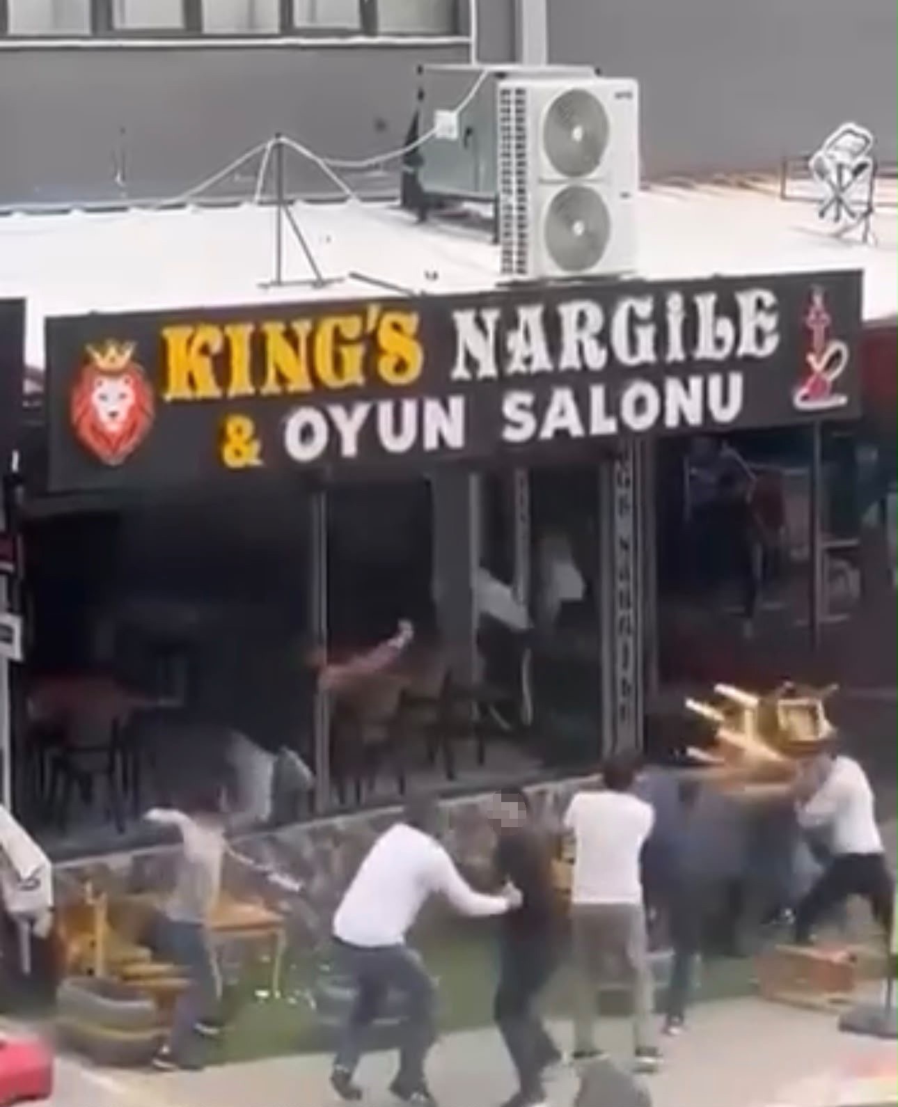 oyun-salonunda-kavga-sandalyeler-havada-ucustu-1-kisi-yaralandi