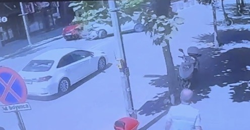 eskisehir-de-u-donusu-yapan-otomobile-baska-bir-otomobilin-carpma-ani-kamerada
