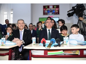 Bakan Demircan Okulun İlk Günü Öğrencilerle Bir Araya Geldi