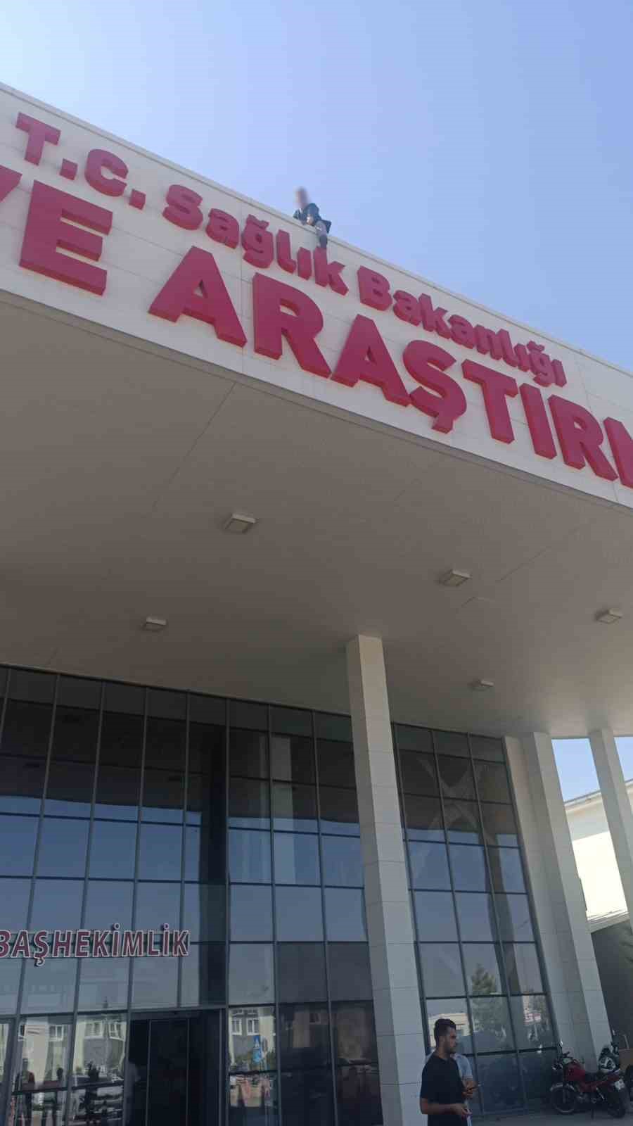 butun-gazeteciler-gelsin-diyerek-intihara-kalkisan-sahsi-karpuz-keselim-gel-diyerek-catidan-indirdiler
