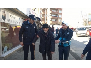 Gebze Zabıtası Müsamettin Amca’nın Yardımına Koştu