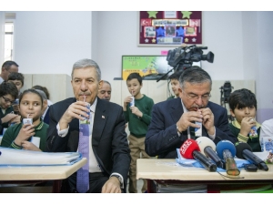 Eğitim Öğretim Yılının İkinci Yarıyılı Süt Dağıtımıyla Açıldı