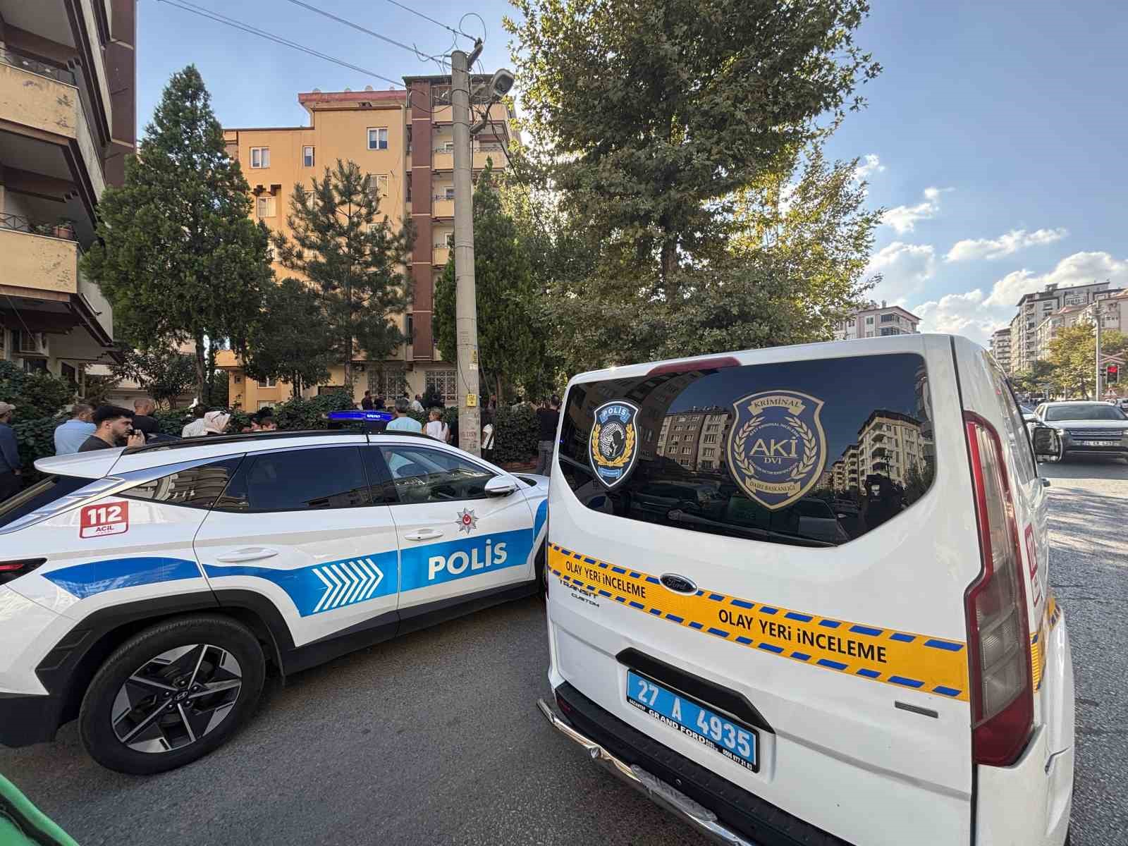 gaziantep-te-bir-sahis-evde-tartistigi-arkadasini-oldurup-intihar-etti