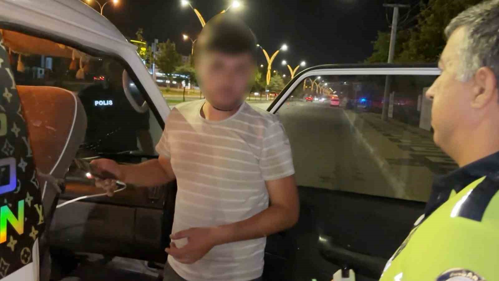 alkollu-ve-ehliyetsiz-surucunun-aracim-arizalandi-oyununu-polis-bozdu