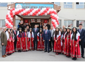 Okul Müdürü Odasını Kütüphane Yaptı