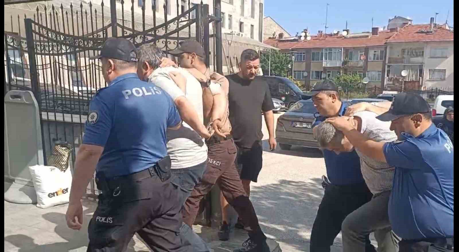 okul-girisinde-bekciyi-darp-eden-2-sahis-tutuklandi
