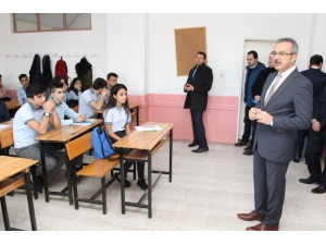 Başkan Köşker, İlk Ders Gününde Öğrencileri Yalnız Bırakmadı
