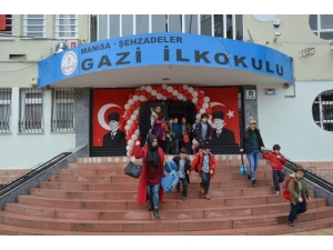 Öğrenci Ve Öğretmenler Ders Başı Yaptı