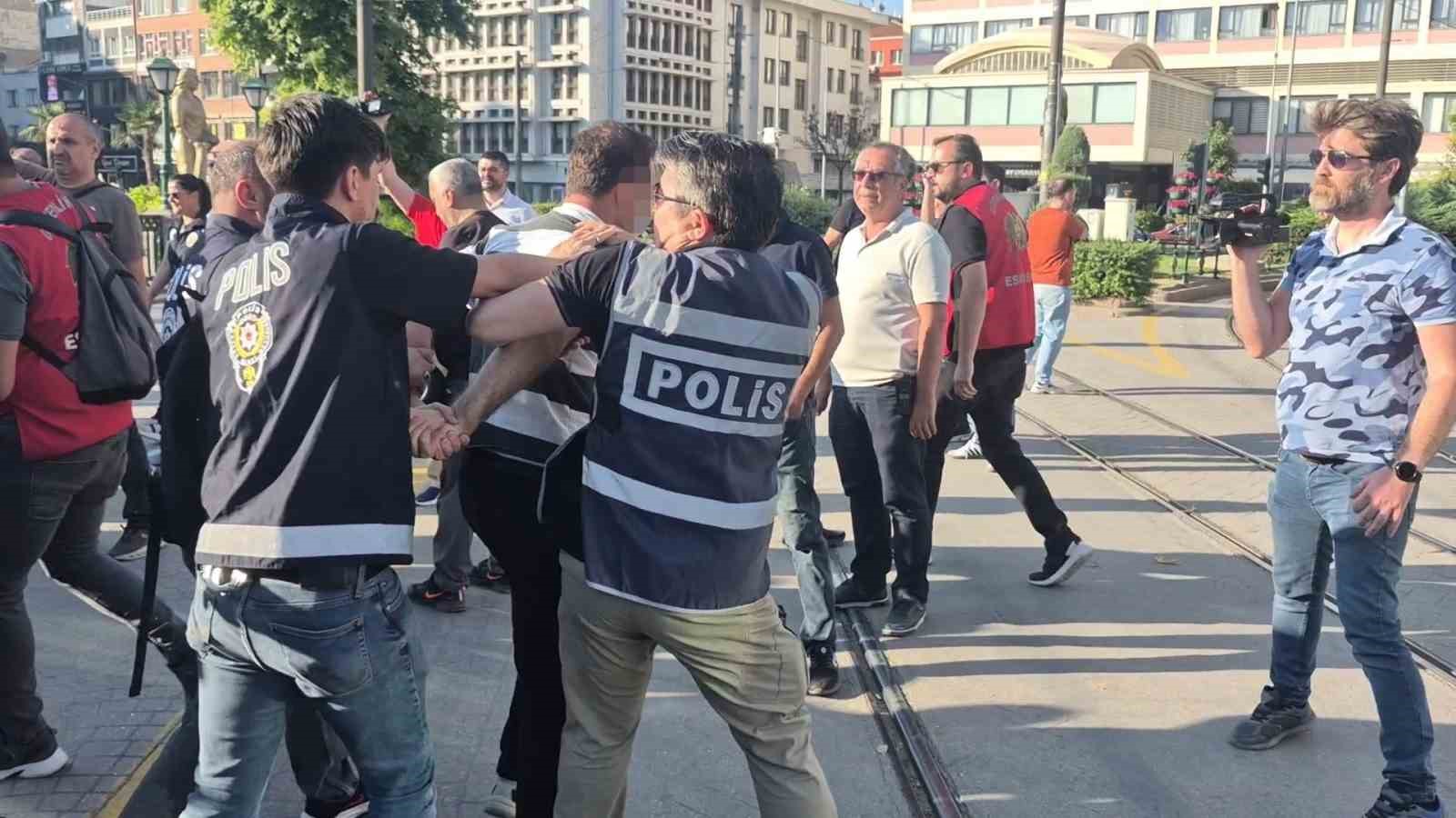 eskisehir-de-izinsiz-eylem-yapan-gruba-polis-mudahale-etti-35-gozalti