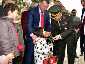 Minik Seçil’den Vali Ve Komutana Zeytin Dalı