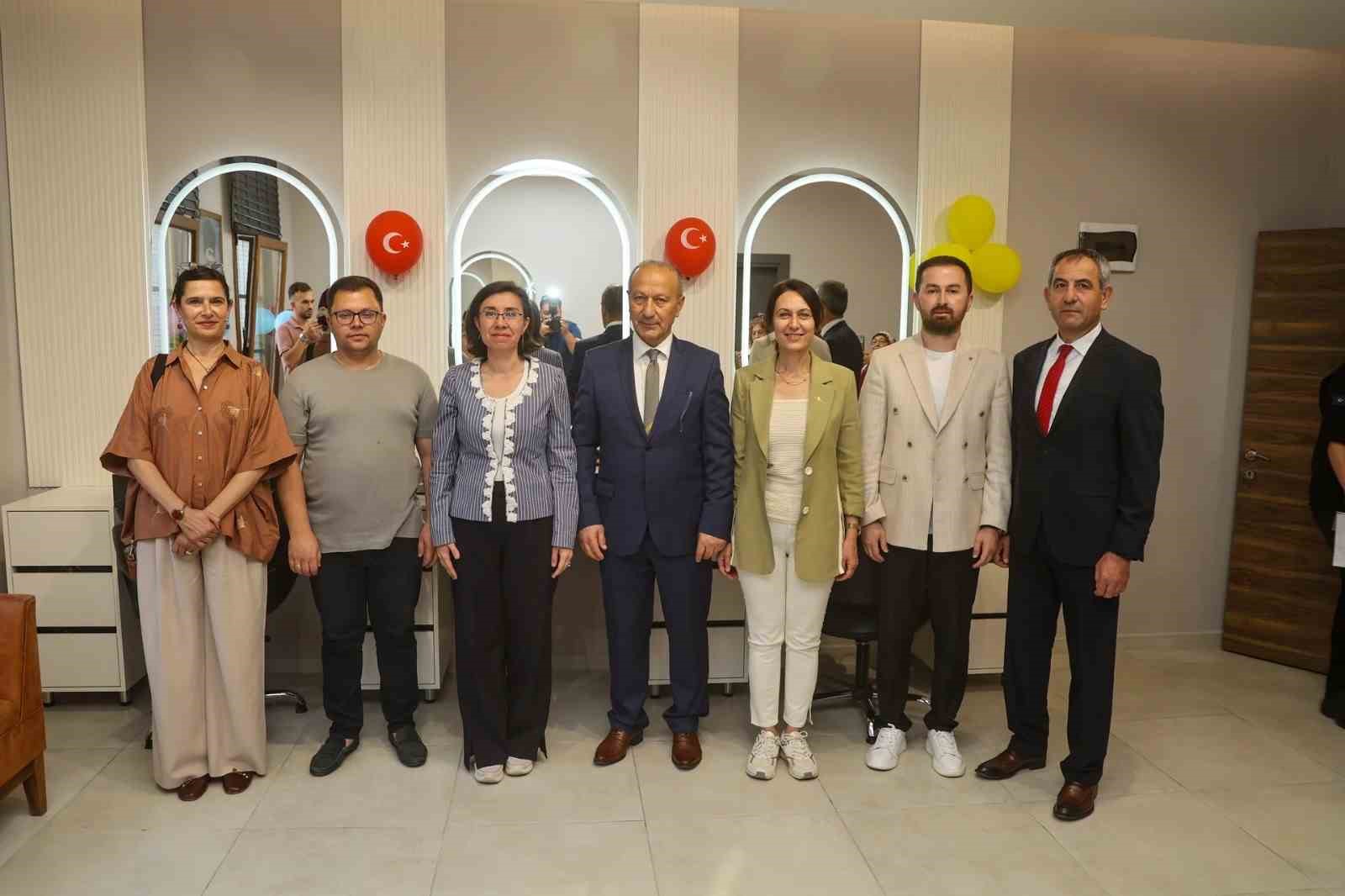 usak-ta-halk-kadin-kuaforu-hizmete-acildi