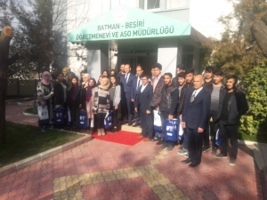 Beşiri’de Üniversiteye Hazırlık Öğrencilerine Kitap Yardımı