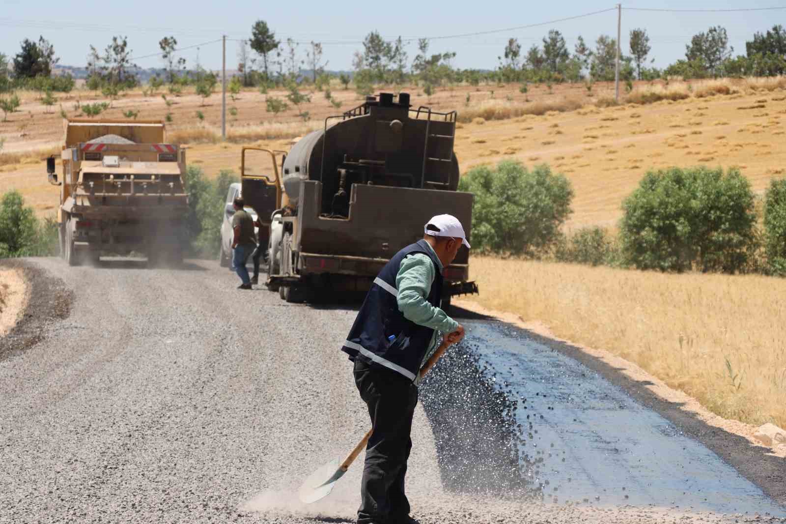 haliliye-kirsalinda-yollar-sathi-asfalt-kaplamayla-yenileniyor