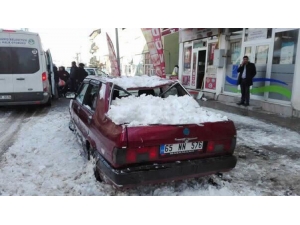 Sarıkamış’ta Üzerine Kar Kütlesi Düşen Araç Kullanılamaz Hale Geldi