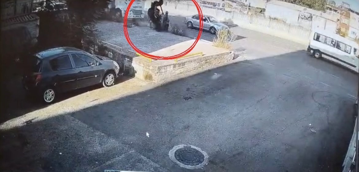 bir-adimla-hayata-tutundu-motosikletli-duvara-carparak-can-verdi