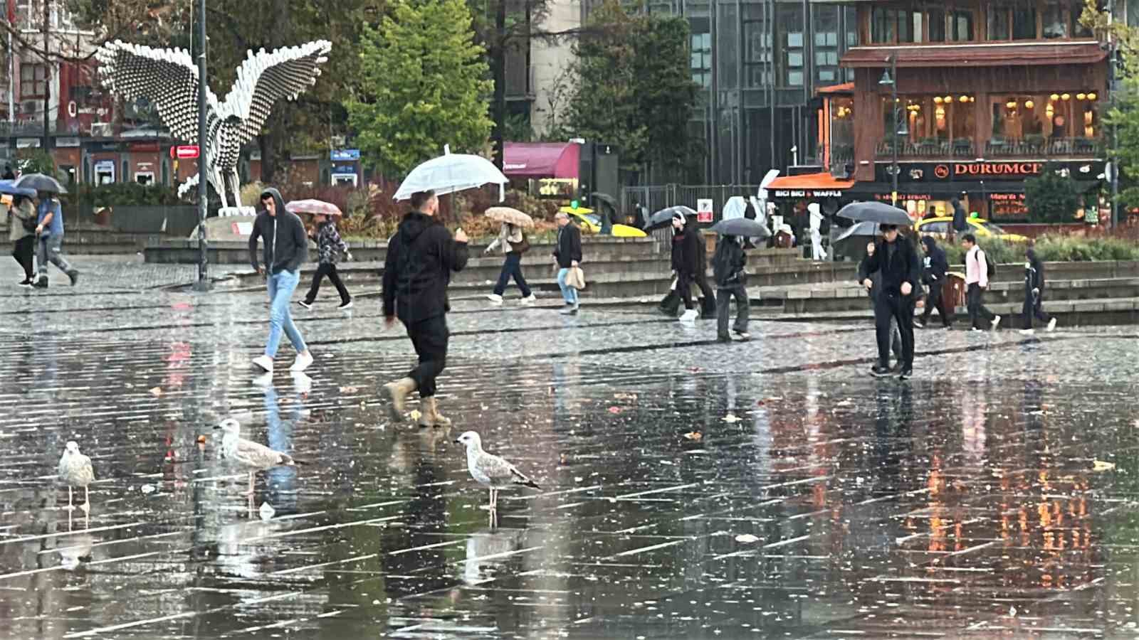 istanbul-da-saganak-yagis-devam-ediyor