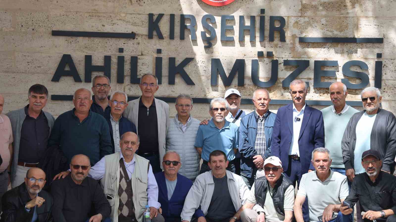 eru-ilahiyat-fakultesi-1985-mezunlari-kirsehir-de-bulustu