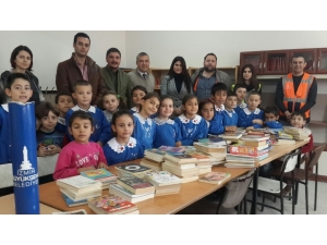 Büyükşehir Çalışanlarından Köy Okuluna Kitap Desteği