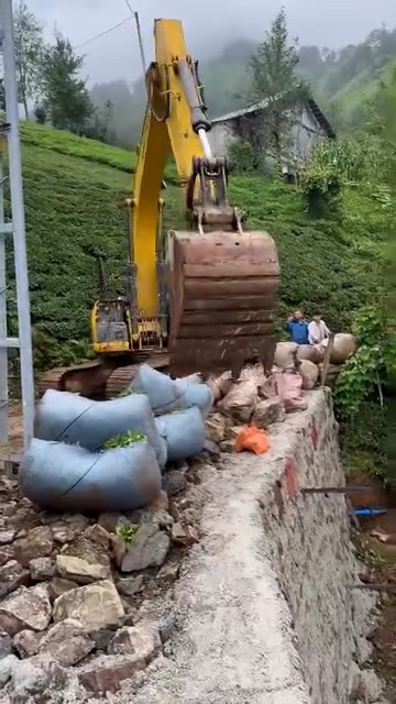 rize-de-is-makinesiyle-cay-tasima-operasyonu