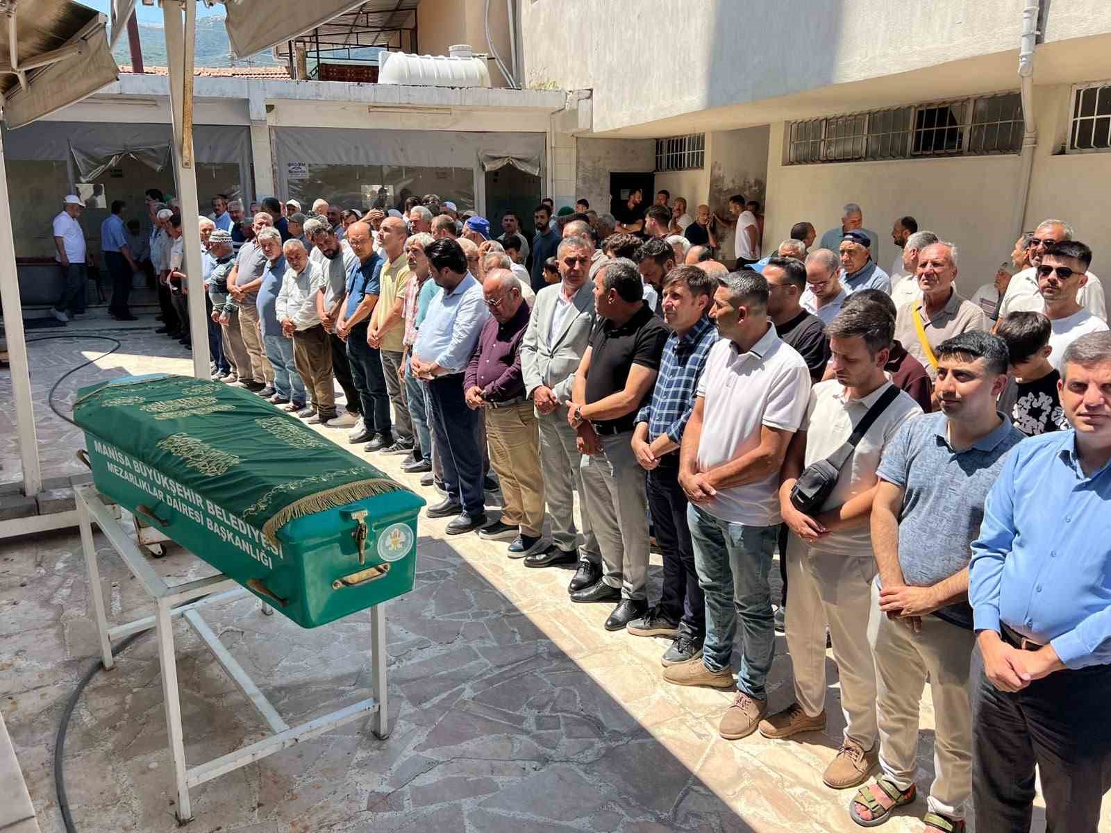 manisa-daki-feci-kazada-hayatini-kaybeden-2-kisi-defnedildi