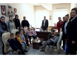 Yeni Açılan Okuma Salonuna Öğrencilerden Kitap Bağışı