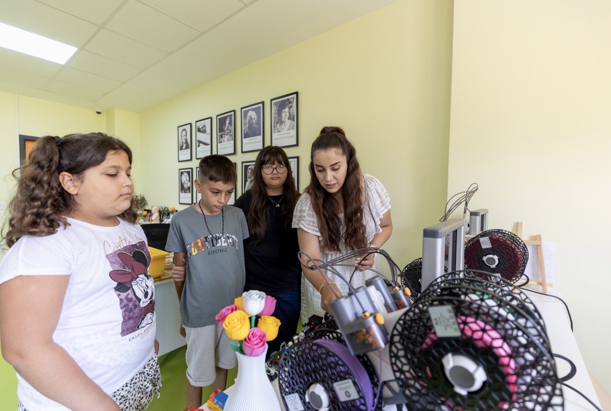 mersin-de-cocuklar-rubik-kup-cozen-robot-gelistirdi