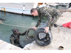 Güvercinlik Sahilinde Yarım Ton Atık Çıkarıldı
