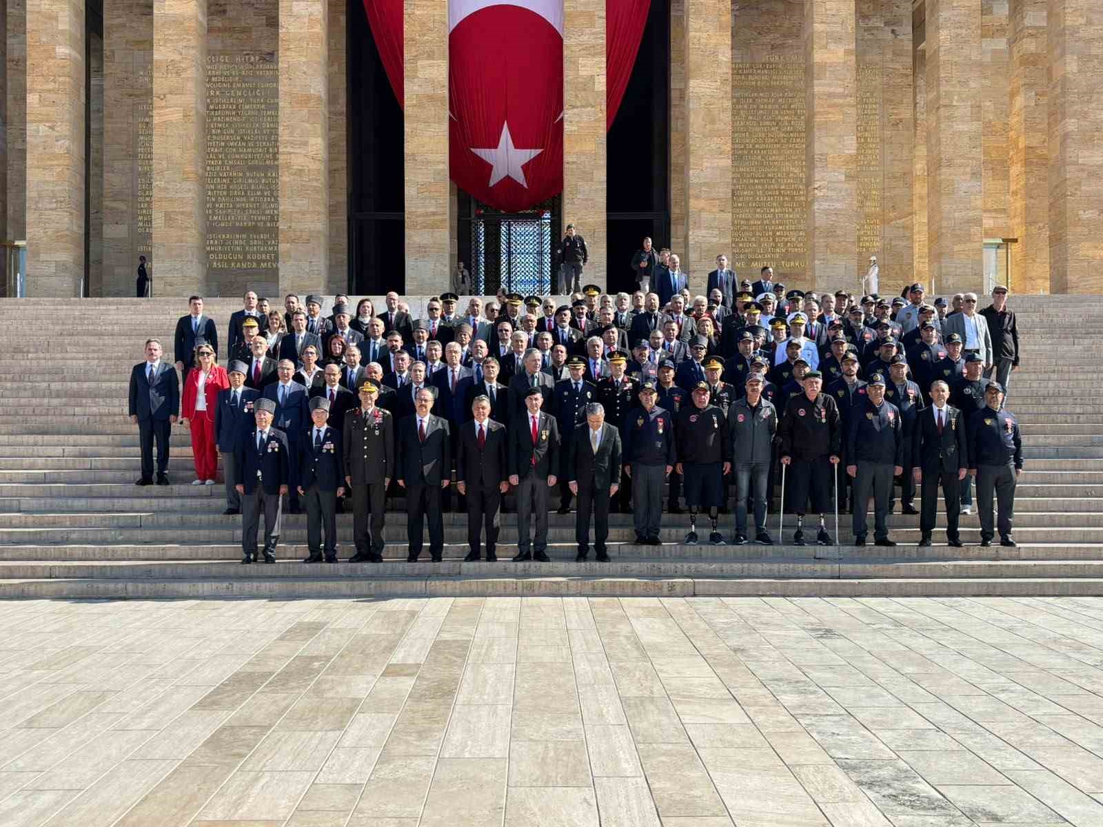 ankara-valisi-canbolat-ve-beraberindeki-heyet-anitkabir-i-ziyaret-etti