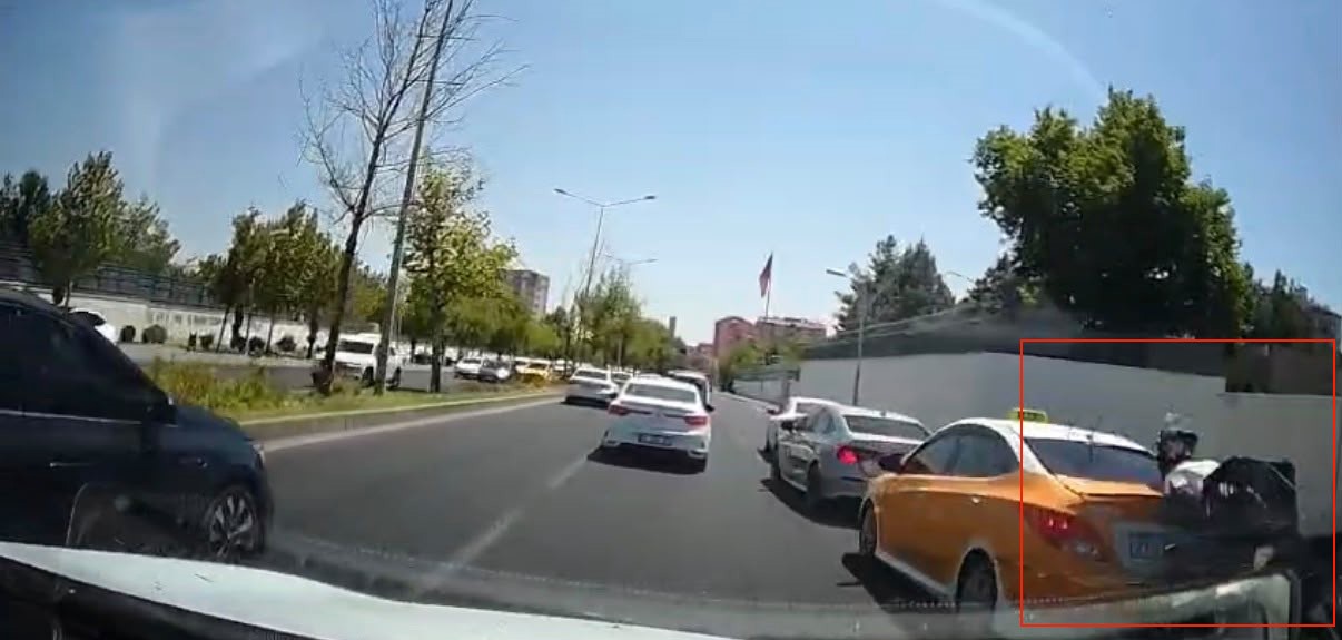 seyir-halindeki-motosikletin-fren-yapan-otomobile-carpmasi-kamerada