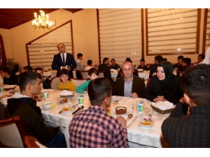 Bakan Sayan Kaya, Hakkarili Öğrencileri Ağırladı