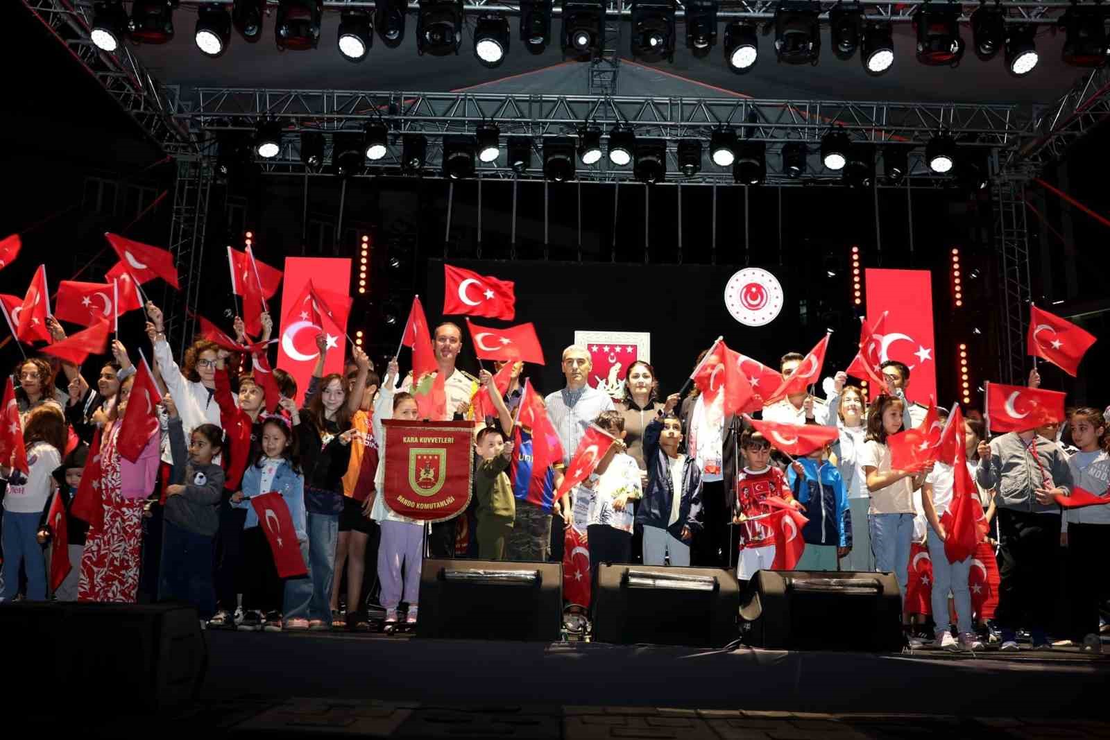 zafer-coskusu-bando-ve-halk-oyunlari-gosterileri-ile-taclandi