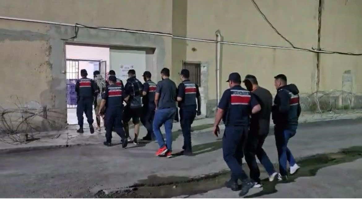 mersin-den-gelip-sivas-ta-hirsizlik-yapan-5-supheli-tutuklandi