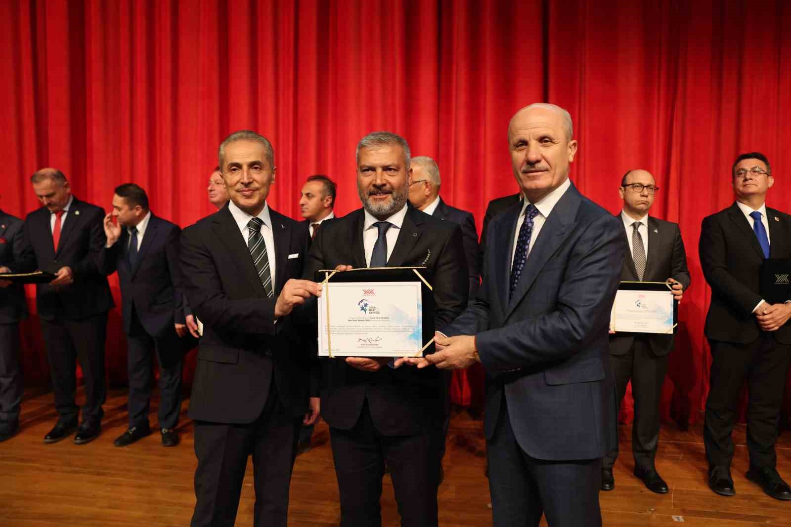 anadolu-universitesine-spor-dostu-kampus-odulu